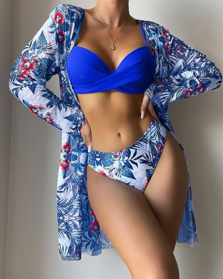Ensemble de plage fleuri avec bikini bleu roi