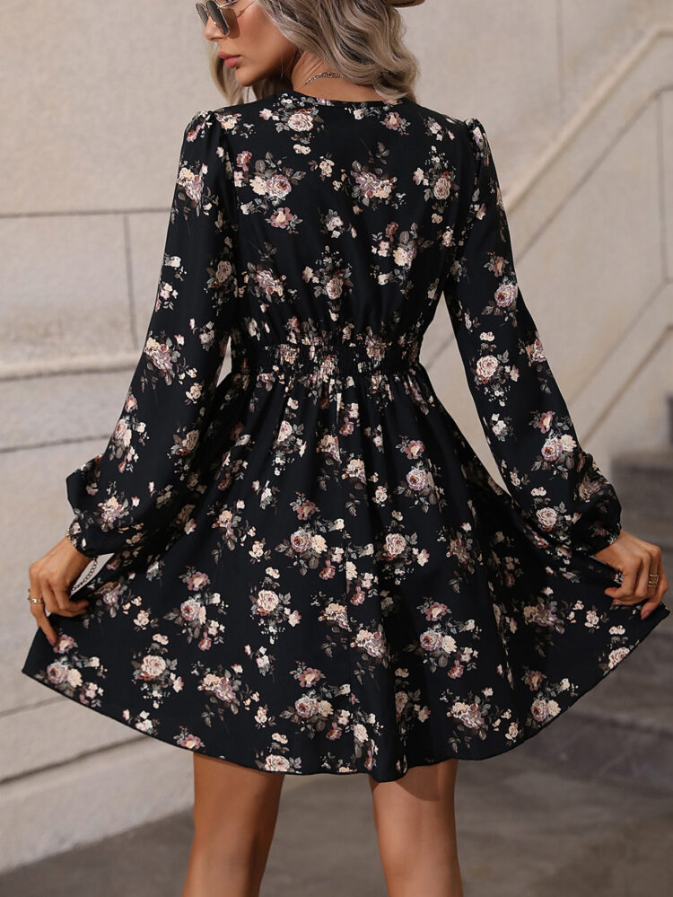 Robe champêtre fleurie courte noire ample et décontractée robe champetre fleurie courte noire ample et decontractee